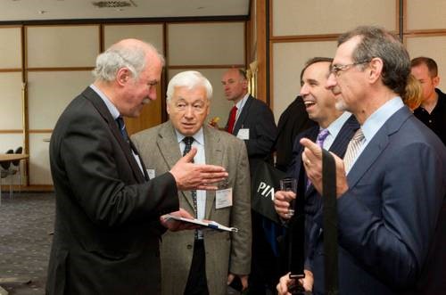 Na pierwszym planie zdjęcia widać czterech mężczyzn. Trzech patrzy się na jednego, kt&oacute;ry gestykuluje dłońmi. Jeden z mężczyzn śmieje się szeroko